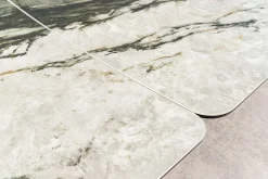 Ausziehbarer Esstisch ELEMENTS 180-260cm taupe grau spanische Keramik Walnuss Gestell