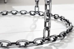 Design Couchtisch CHAINS 65cm silber handmade Metall rund Glasplatte Kettengestell
