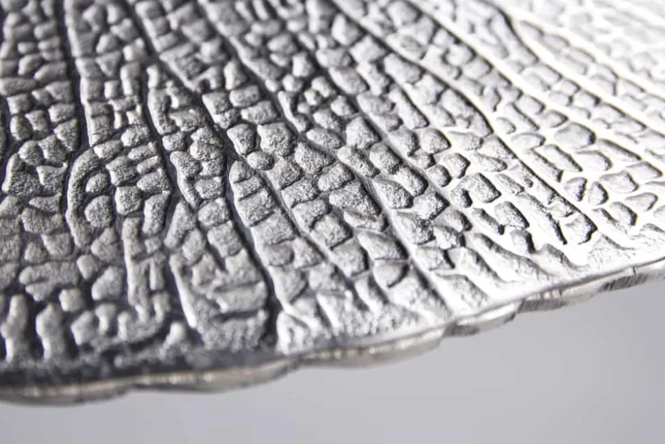 Handgearbeiteter Beistelltisch ABSTRACT LEAF 40cm silber