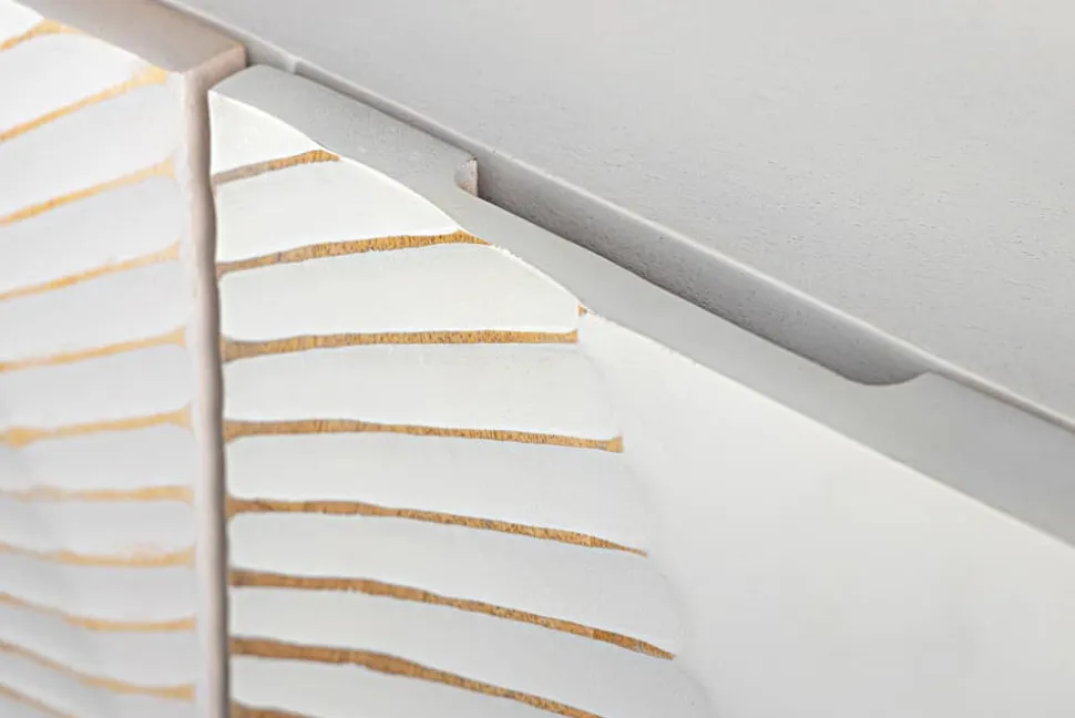 Handgearbeitetes Sideboard GOLDEN SUNSET 140cm weiß mit 3D Schnitzereien gold Mangoholz Metallbeine